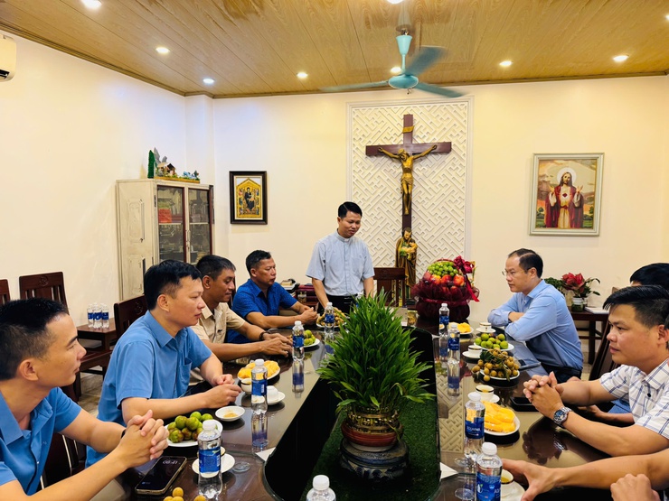 Các đồng chí lãnh đạo UBND phường Phú Lương tổ chức thăm 2 nhà thờ công giáo trên địa bàn phường- Ảnh 3.