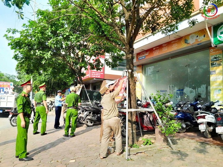 Xã Quốc Oai ra quân xử lý vi phạm trật tự đô thị, lập lại “đường thông, hè thoáng”- Ảnh 3.