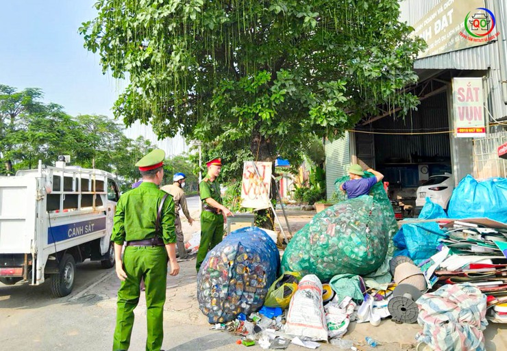 Xã Quốc Oai ra quân xử lý vi phạm trật tự đô thị, lập lại “đường thông, hè thoáng”- Ảnh 4.