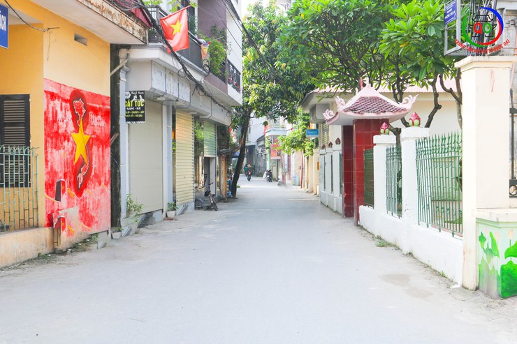 Đoàn kiểm tra số 3 xã Quốc Oai kiểm tra, chấm điểm cuộc thi “Giữ gìn thôn Sáng, Xanh, Sạch, Đẹp” tháng 7/2025- Ảnh 4.