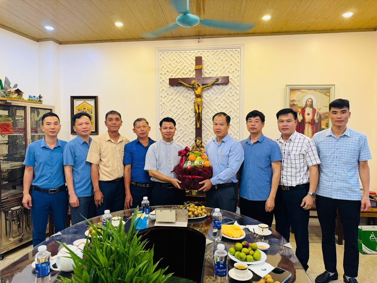 Các đồng chí lãnh đạo UBND phường Phú Lương tổ chức thăm 2 nhà thờ công giáo trên địa bàn phường- Ảnh 2.