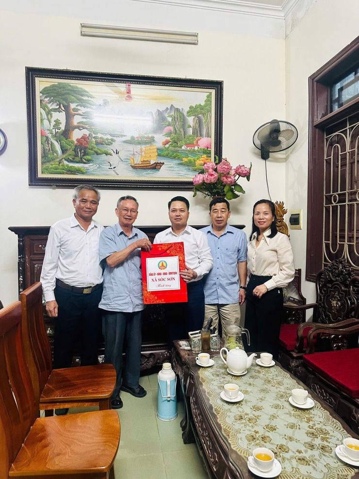 ĐỒNG CHÍ TRƯỞNG BAN XÂY DỰNG ĐẢNG XÃ SÓC SƠN THĂM VÀ TẶNG QUÀ NGƯỜI CÓ CÔNG NHÂN KỶ NIỆM 78 NĂM NGÀY THƯƠNG BINH LIỆT SĨ- Ảnh 1.