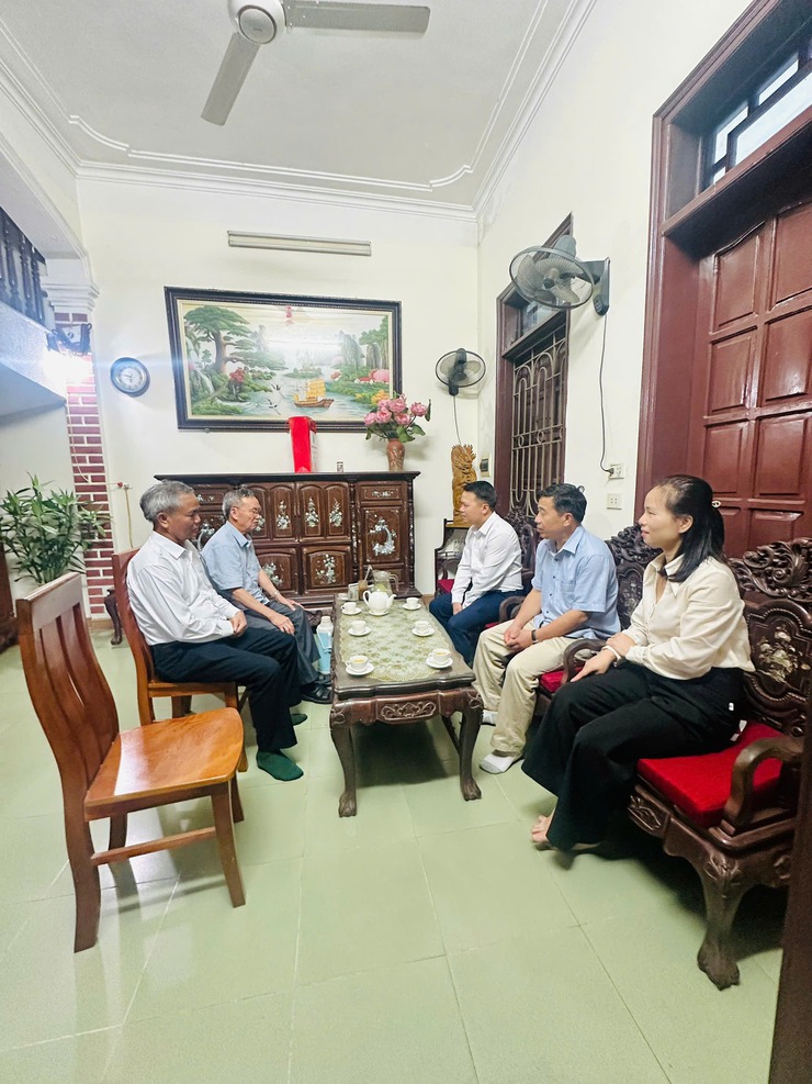 ĐỒNG CHÍ TRƯỞNG BAN XÂY DỰNG ĐẢNG XÃ SÓC SƠN THĂM VÀ TẶNG QUÀ NGƯỜI CÓ CÔNG NHÂN KỶ NIỆM 78 NĂM NGÀY THƯƠNG BINH LIỆT SĨ- Ảnh 2.
