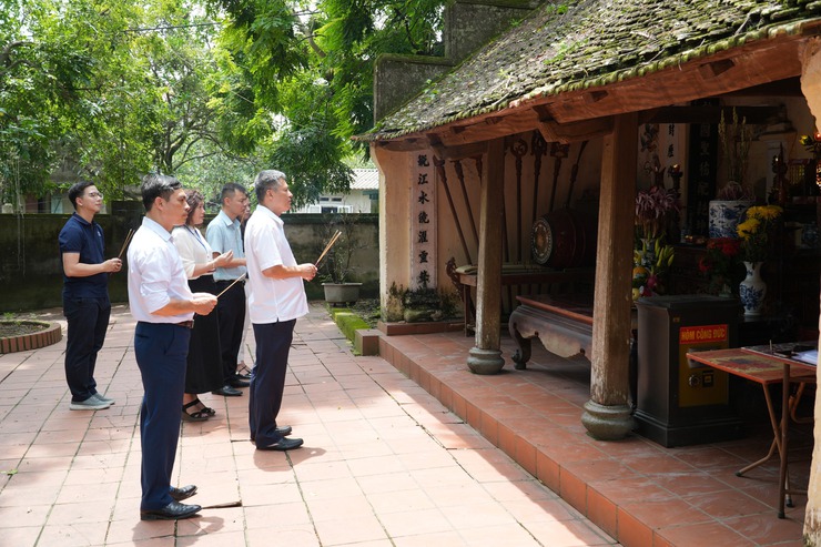 Đồng chí Bí thư Đảng uỷ, Chủ tịch HĐND xã Lê Quang Long kiểm tra công tác chuẩn bị xem xét, công nhận làng nghề sơn mài, khảm trai Chuyên Mỹ trở thành thành viên mạng lưới các Thành phố thủ công sáng tạo thế giới.- Ảnh 1.