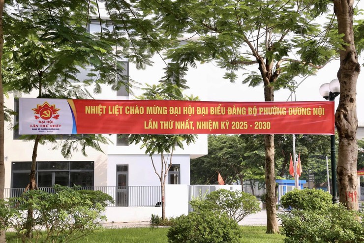 Chùm ảnh phường Dương Nội rộn ràng cờ hoa chào mừng Đại hội Đại biểu Đảng bộ phường lần thứ I, nhiệm kỳ 2025–2030- Ảnh 8.