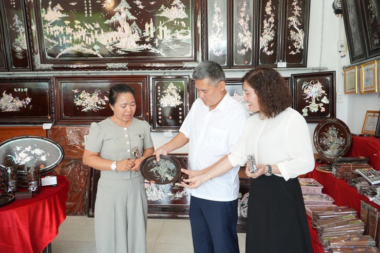 Đồng chí Bí thư Đảng uỷ, Chủ tịch HĐND xã Lê Quang Long kiểm tra công tác chuẩn bị xem xét, công nhận làng nghề sơn mài, khảm trai Chuyên Mỹ trở thành thành viên mạng lưới các Thành phố thủ công sáng tạo thế giới.- Ảnh 5.