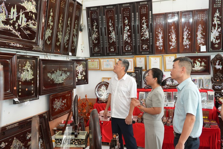 Đồng chí Bí thư Đảng uỷ, Chủ tịch HĐND xã Lê Quang Long kiểm tra công tác chuẩn bị xem xét, công nhận làng nghề sơn mài, khảm trai Chuyên Mỹ trở thành thành viên mạng lưới các Thành phố thủ công sáng tạo thế giới.- Ảnh 4.