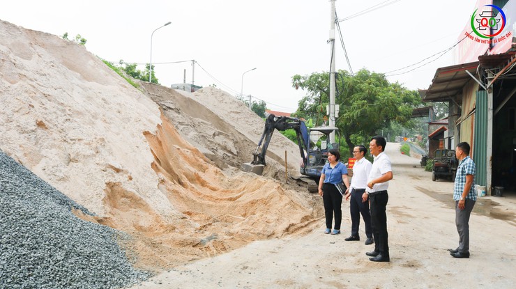 Đoàn kiểm tra số 3 xã Quốc Oai kiểm tra, chấm điểm cuộc thi “Giữ gìn thôn Sáng, Xanh, Sạch, Đẹp” tháng 7/2025- Ảnh 6.