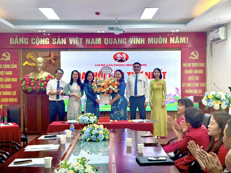ĐẠI HỘI CÁC CHI BỘ TRỰC THUỘC ĐẢNG BỘ CÁC CƠ QUAN ĐẢNG, CÁC CHI BỘ TRỰC THUỘC ĐẢNG BỘ ỦY BAN NHÂN DÂN PHƯỜNG KIM LIÊN- Ảnh 6.