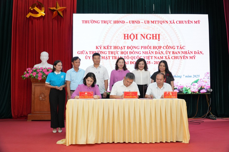 Thường trực HĐND – UBND – UB MTTQ xã Chuyên Mỹ ký kết hoạt động phối hợp công tác giai đoạn 2025-2030- Ảnh 2.
