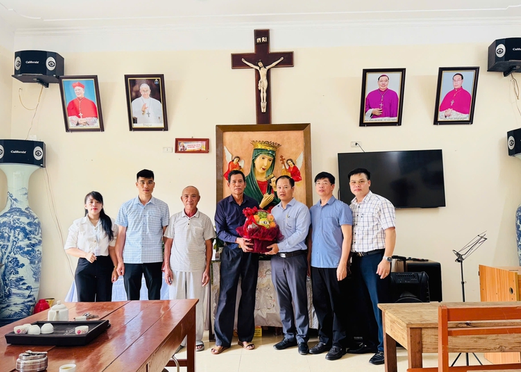 Các đồng chí lãnh đạo UBND phường Phú Lương tổ chức thăm 2 nhà thờ công giáo trên địa bàn phường- Ảnh 1.