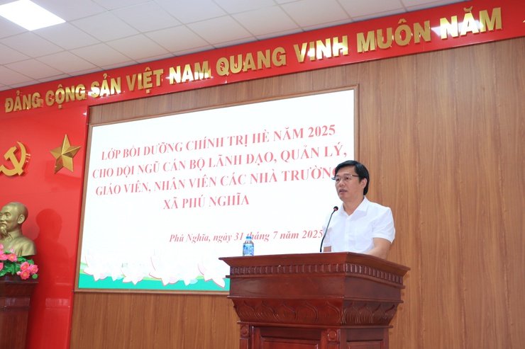 Phú Nghĩa tổ chức Lớp bồi dưỡng chính trị hè năm 2025 cho đội ngũ, cán bộ lãnh đạo quản lý, giáo viên, nhân viên trường học- Ảnh 4.