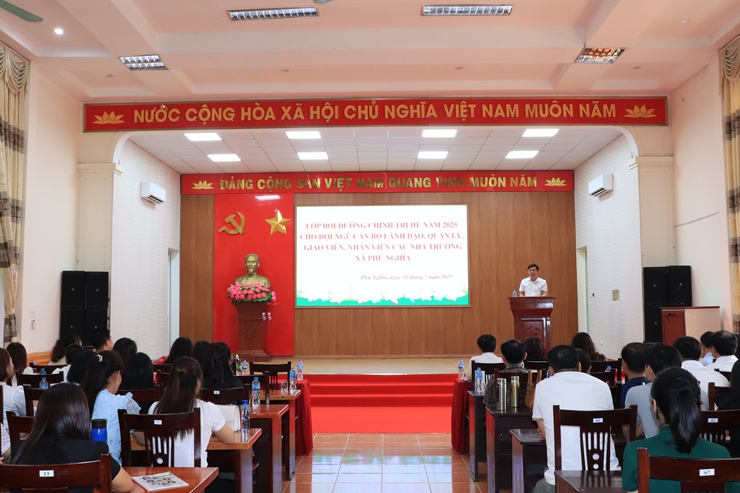 Phú Nghĩa tổ chức Lớp bồi dưỡng chính trị hè năm 2025 cho đội ngũ, cán bộ lãnh đạo quản lý, giáo viên, nhân viên trường học- Ảnh 1.