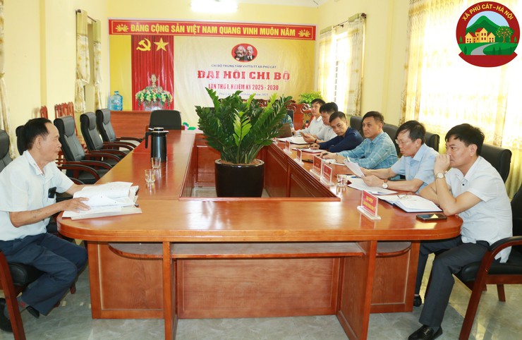Đồng chí Bí thư Đảng ủy xã Phú Cát tiếp công dân định kỳ, lắng nghe 15 lượt ý kiến, kiến nghị- Ảnh 1.
