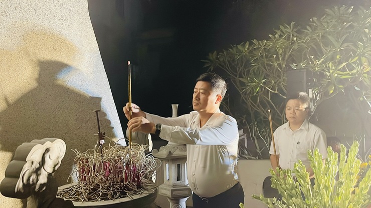 ĐỒNG CHÍ TỐNG MINH KIỀU - ĐẢNG ỦY VIÊN, TRƯỞNG PHÒNG VĂN HÓA - XÃ HỘI DÂNG HƯƠNG TẠI ĐÀI TƯỞNG NIỆM LIỆT SĨ TÂN MINH- Ảnh 5.