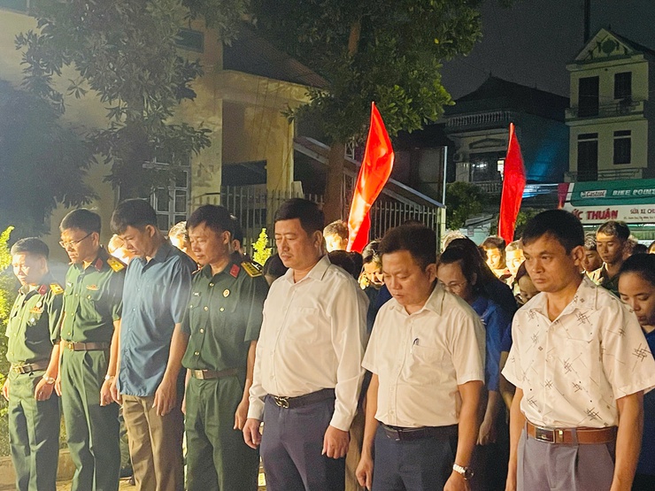 ĐỒNG CHÍ TỐNG MINH KIỀU - ĐẢNG ỦY VIÊN, TRƯỞNG PHÒNG VĂN HÓA - XÃ HỘI DÂNG HƯƠNG TẠI ĐÀI TƯỞNG NIỆM LIỆT SĨ TÂN MINH- Ảnh 6.