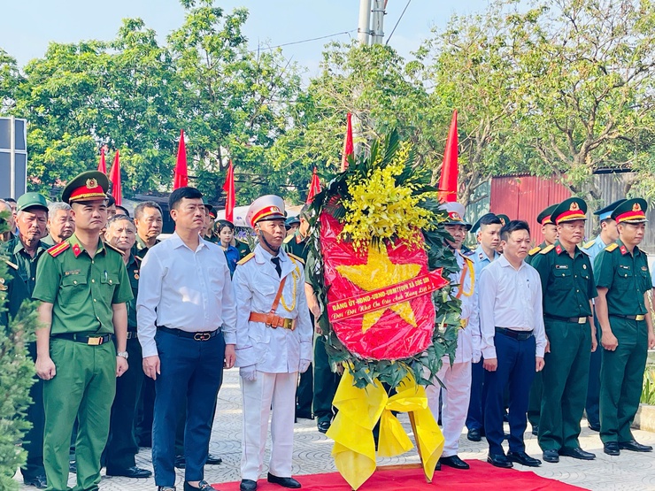 ĐỒNG CHÍ TỐNG MINH KIỀU - ĐẢNG ỦY VIÊN, TRƯỞNG PHÒNG VĂN HÓA - XÃ HỘI DÂNG HƯƠNG TẠI ĐÀI TƯỞNG NIỆM LIỆT SĨ TÂN MINH- Ảnh 3.
