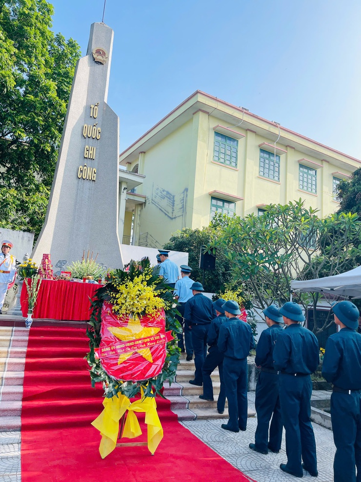 ĐỒNG CHÍ TỐNG MINH KIỀU - ĐẢNG ỦY VIÊN, TRƯỞNG PHÒNG VĂN HÓA - XÃ HỘI DÂNG HƯƠNG TẠI ĐÀI TƯỞNG NIỆM LIỆT SĨ TÂN MINH- Ảnh 4.