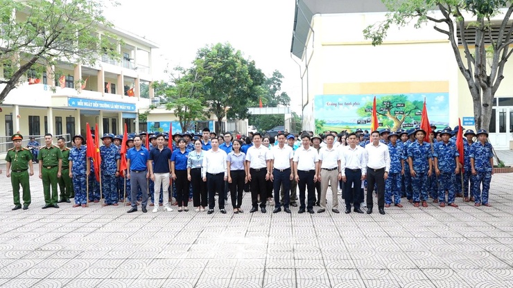 Bình Minh tổ chức phát động ra quân tổng vệ sinh môi trường  góp phần tạo cảnh quan môi trường “ Sáng- xanh- sạch- đẹp”- Ảnh 7.