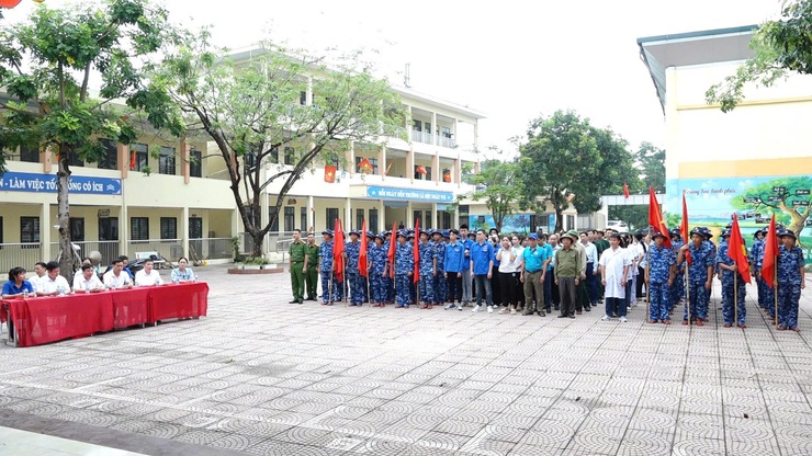 Bình Minh tổ chức phát động ra quân tổng vệ sinh môi trường  góp phần tạo cảnh quan môi trường “ Sáng- xanh- sạch- đẹp”- Ảnh 1.