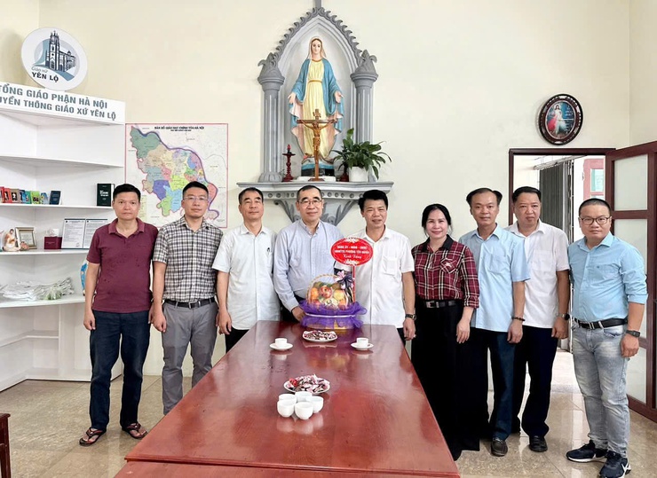 Lãnh đạo phường Yên Nghĩa thăm và chúc mừng các cơ sở tôn giáo trên địa bàn- Ảnh 1.