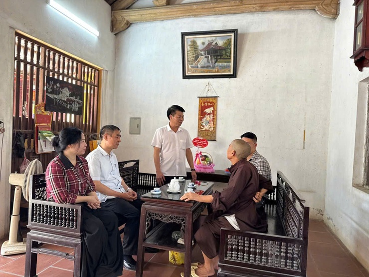 Lãnh đạo phường Yên Nghĩa thăm và chúc mừng các cơ sở tôn giáo trên địa bàn- Ảnh 2.
