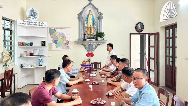 Lãnh đạo phường Yên Nghĩa thăm và chúc mừng các cơ sở tôn giáo trên địa bàn- Ảnh 4.