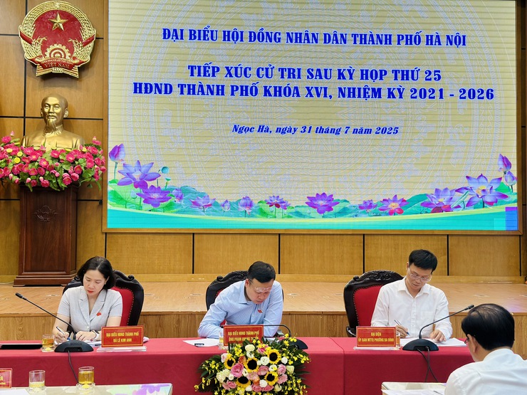 Đại biểu HĐND thành phố tiếp xúc cử tri sau kỳ họp thứ 25 tại phường Ngọc Hà- Ảnh 1.
