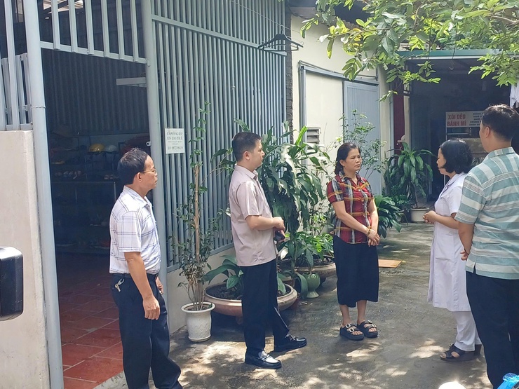 Trạm Y tế phường thông báo tình hình kiểm tra, giám sát ổ dịch Tại TDP số 12 Kiều Mai phường Xuân Phương- Ảnh 2.