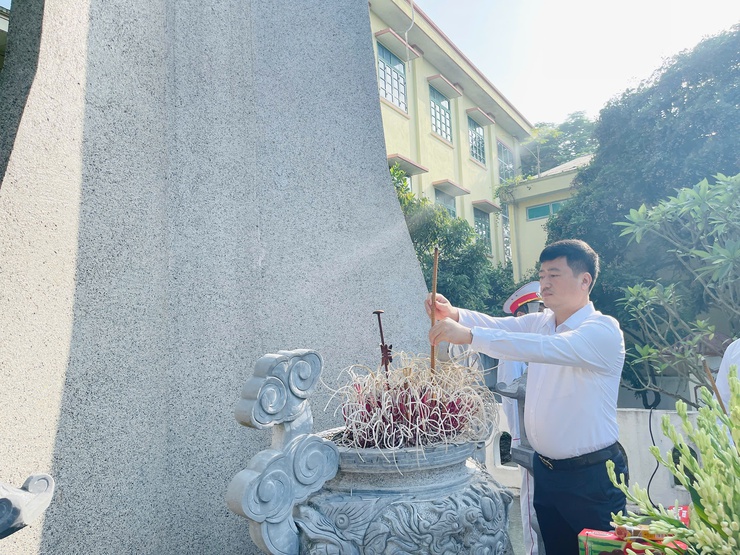 ĐỒNG CHÍ TỐNG MINH KIỀU - ĐẢNG ỦY VIÊN, TRƯỞNG PHÒNG VĂN HÓA - XÃ HỘI DÂNG HƯƠNG TẠI ĐÀI TƯỞNG NIỆM LIỆT SĨ TÂN MINH- Ảnh 1.