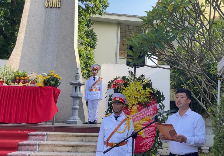 ĐỒNG CHÍ TỐNG MINH KIỀU - ĐẢNG ỦY VIÊN, TRƯỞNG PHÒNG VĂN HÓA - XÃ HỘI DÂNG HƯƠNG TẠI ĐÀI TƯỞNG NIỆM LIỆT SĨ TÂN MINH- Ảnh 2.