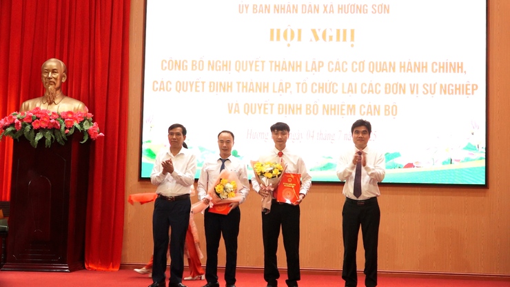 Xã Hương Sơn: Công bố Quyết định thành lập các cơ quan chuyên môn, đơn vị sự nghiệp và công tác cán bộ- Ảnh 3.