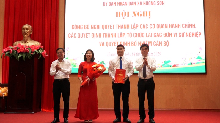 Xã Hương Sơn: Công bố Quyết định thành lập các cơ quan chuyên môn, đơn vị sự nghiệp và công tác cán bộ- Ảnh 2.
