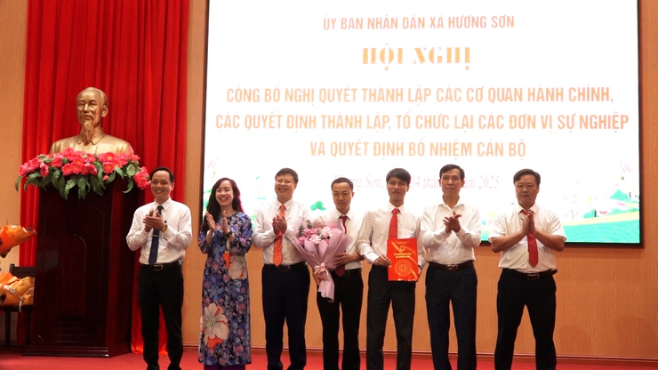 Xã Hương Sơn: Công bố Quyết định thành lập các cơ quan chuyên môn, đơn vị sự nghiệp và công tác cán bộ- Ảnh 5.