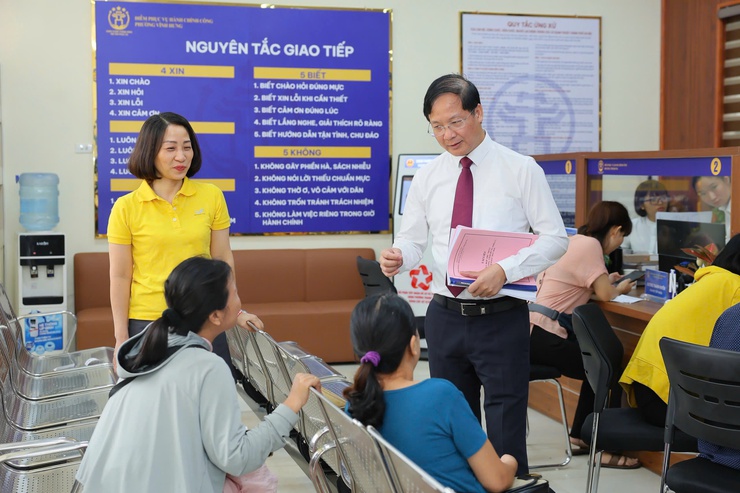 Tuần đầu tiên Điểm phục vụ hành chính công phường Vĩnh Hưng đi vào hoạt động  “Hiệu quả, thông suốt, vì Nhân dân phục vụ”- Ảnh 1.