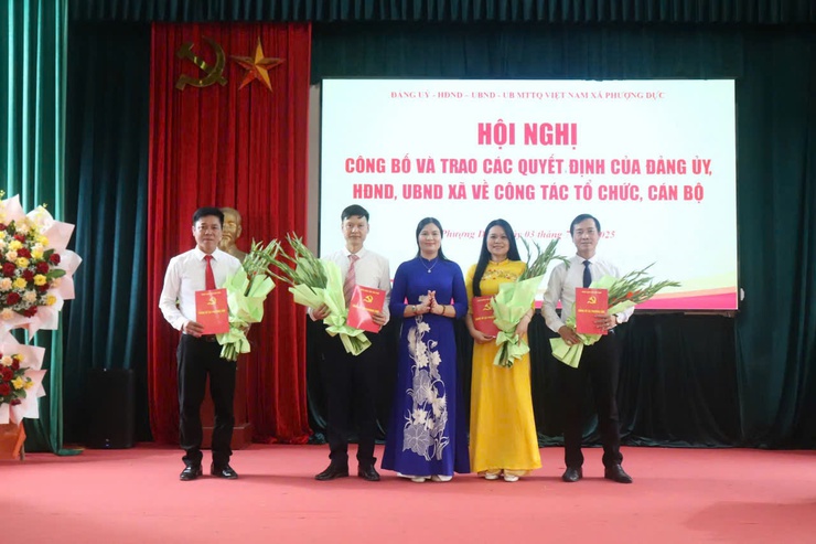 Hội nghị công bố và trao quyết định của Đảng ủy, HĐND, UBND xã về công tác tổ chức cán bộ- Ảnh 3.