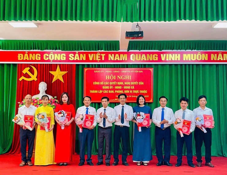Xã Yên Bài tổ chức hội nghị công bố các quyết định thành lập các phòng ban, đơn vị trực thuộc và bổ nhiệm cán bộ.- Ảnh 10.