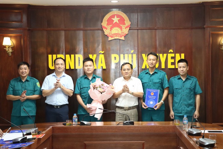 Hội nghị Công bố và trao Quyết định bổ nhiệm cán bộ Ban Chỉ huy quân sự và Trạm trưởng Trạm Y tế xã- Ảnh 3.