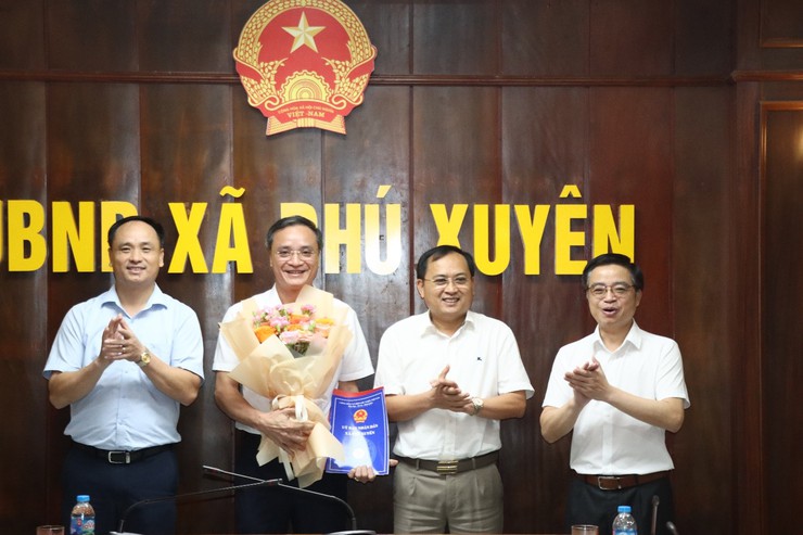 Hội nghị Công bố và trao Quyết định bổ nhiệm cán bộ Ban Chỉ huy quân sự và Trạm trưởng Trạm Y tế xã- Ảnh 2.