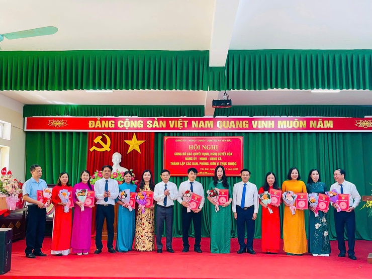 Xã Yên Bài tổ chức hội nghị công bố các quyết định thành lập các phòng ban, đơn vị trực thuộc và bổ nhiệm cán bộ.- Ảnh 11.
