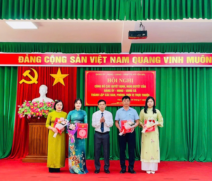 Xã Yên Bài tổ chức hội nghị công bố các quyết định thành lập các phòng ban, đơn vị trực thuộc và bổ nhiệm cán bộ.- Ảnh 15.