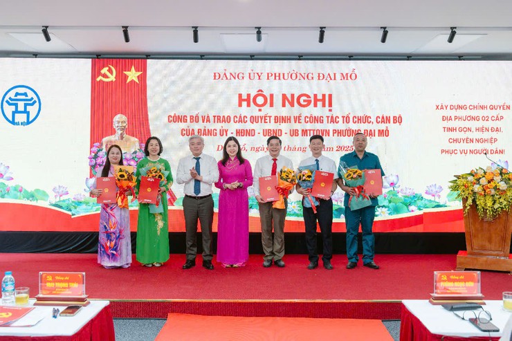 Phường Đại Mỗ công bố và trao các Quyết định về công tác tổ chức, cán bộ- Ảnh 2.