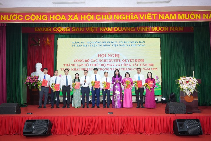 Đảng ủy - HĐND - UBND - Ủy ban MTTQ Việt Nam xã Phù Đổng tổ chức Hội nghị công bố các nghị quyết, quyết định về tổ chức bộ máy và công tác cán bộ của xã; triển khai nhiệm vụ trọng tâm 6 tháng cuối năm 2025.- Ảnh 2.
