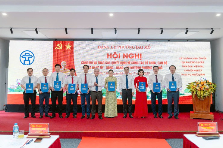 Phường Đại Mỗ công bố và trao các Quyết định về công tác tổ chức, cán bộ- Ảnh 3.
