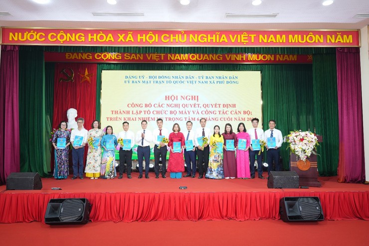 Đảng ủy - HĐND - UBND - Ủy ban MTTQ Việt Nam xã Phù Đổng tổ chức Hội nghị công bố các nghị quyết, quyết định về tổ chức bộ máy và công tác cán bộ của xã; triển khai nhiệm vụ trọng tâm 6 tháng cuối năm 2025.- Ảnh 3.