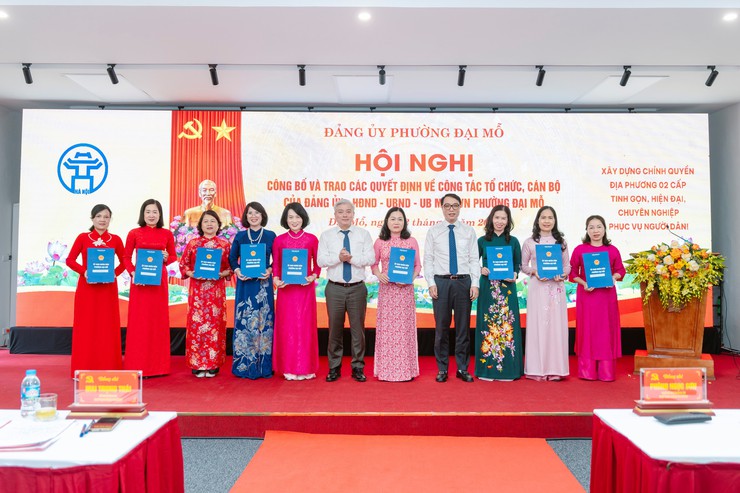 Phường Đại Mỗ công bố và trao các Quyết định về công tác tổ chức, cán bộ- Ảnh 4.