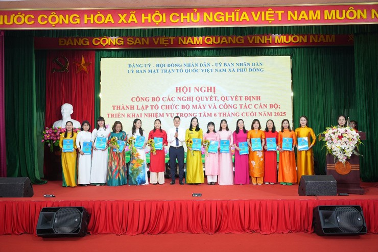 Đảng ủy - HĐND - UBND - Ủy ban MTTQ Việt Nam xã Phù Đổng tổ chức Hội nghị công bố các nghị quyết, quyết định về tổ chức bộ máy và công tác cán bộ của xã; triển khai nhiệm vụ trọng tâm 6 tháng cuối năm 2025.- Ảnh 4.