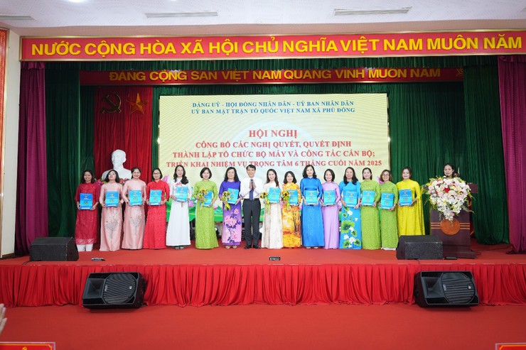 Đảng ủy - HĐND - UBND - Ủy ban MTTQ Việt Nam xã Phù Đổng tổ chức Hội nghị công bố các nghị quyết, quyết định về tổ chức bộ máy và công tác cán bộ của xã; triển khai nhiệm vụ trọng tâm 6 tháng cuối năm 2025.- Ảnh 5.