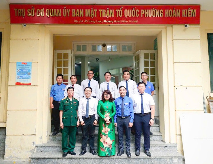 Lễ treo biển Cơ quan Ủy ban MTTQ Việt Nam phường Hoàn Kiếm- Ảnh 4.