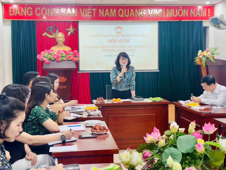 Hội nghị giao ban cơ quan Ủy ban MTTQ Việt Nam phường Hoàn Kiếm: Khởi đầu mới, quyết tâm mới- Ảnh 2.